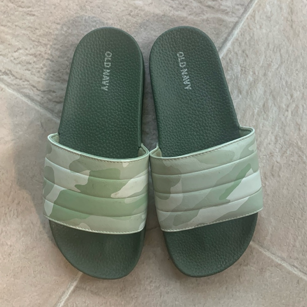 Old Navy Camo Slides, size 3/4